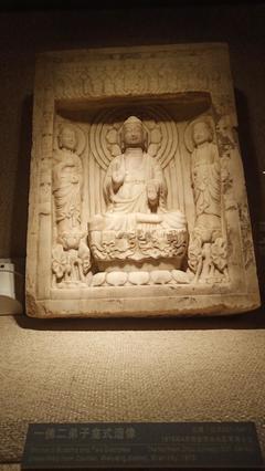 綿綿細雨中參觀西安博物院的佛教造像展