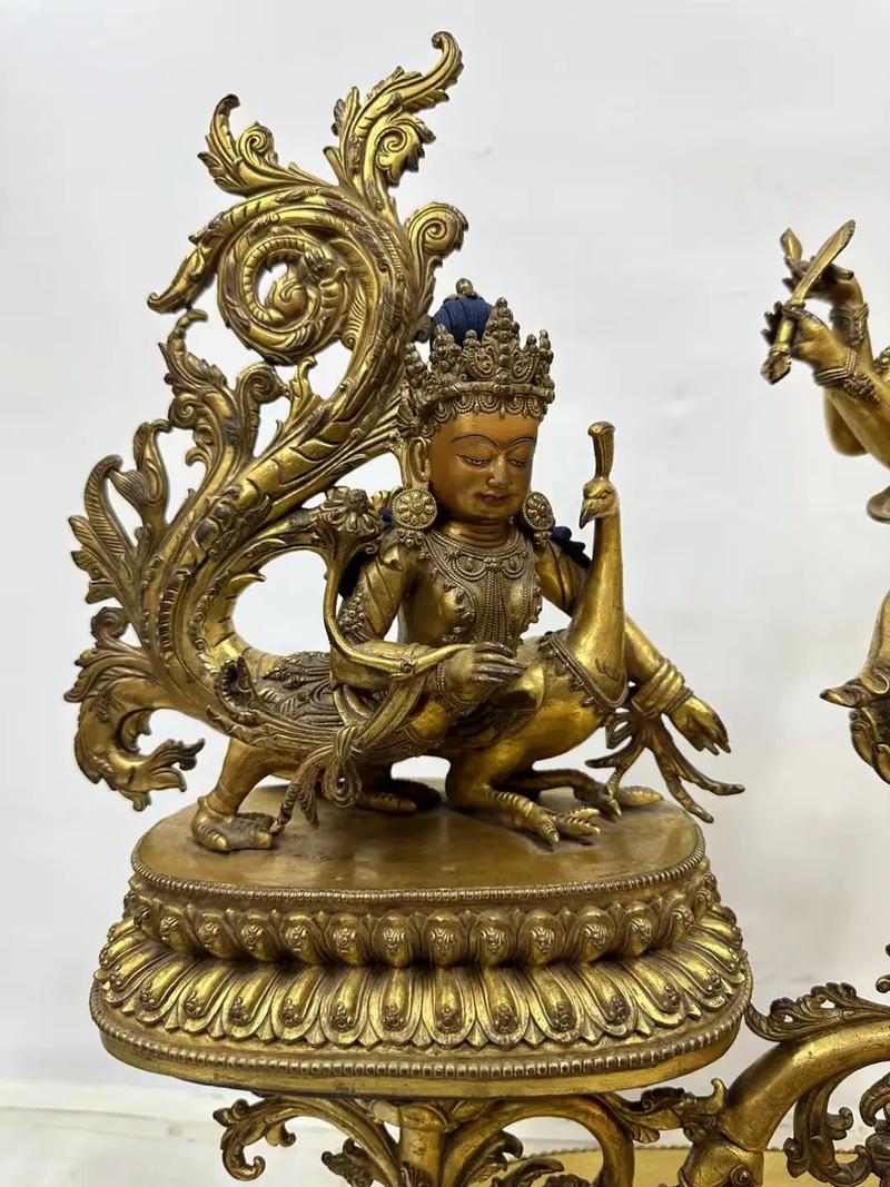 藏傳鎏金孔雀三佛母三尊造像 藝術與信仰的融合